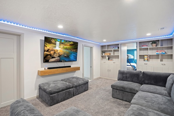 Smart TV, fireplace, ping pong, stereo