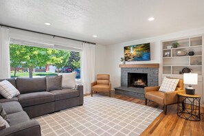 Smart TV, fireplace, table tennis, stereo