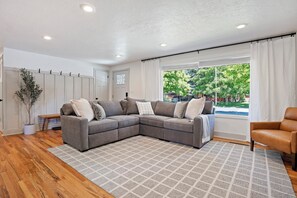 Smart-tv, een open haard, een tafeltennistafel en een stereo