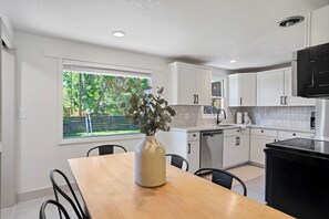 Een koelkast, een microgolfoven, een oven, een kookplaat