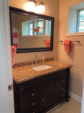 Haartrockner, Handtücher, Seife, Shampoo