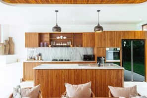 Private kitchen - Villa Seminyak 4BR 5 min to Beach/Potatohead+Chef (Kuta Selatan)