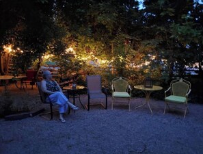 Outdoor dining - Brookside Cottage BnB - Garden Room (Kanab)