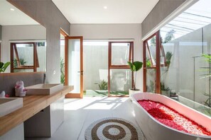 Spa - Amazing New 3 Bedroom Villa In Canggu With Pool (Kecamatan Mengwi)
