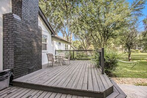 Outdoor dining - Spacious & Updated Getaway! Pool & Hot Tub 10 Beds (Olathe)