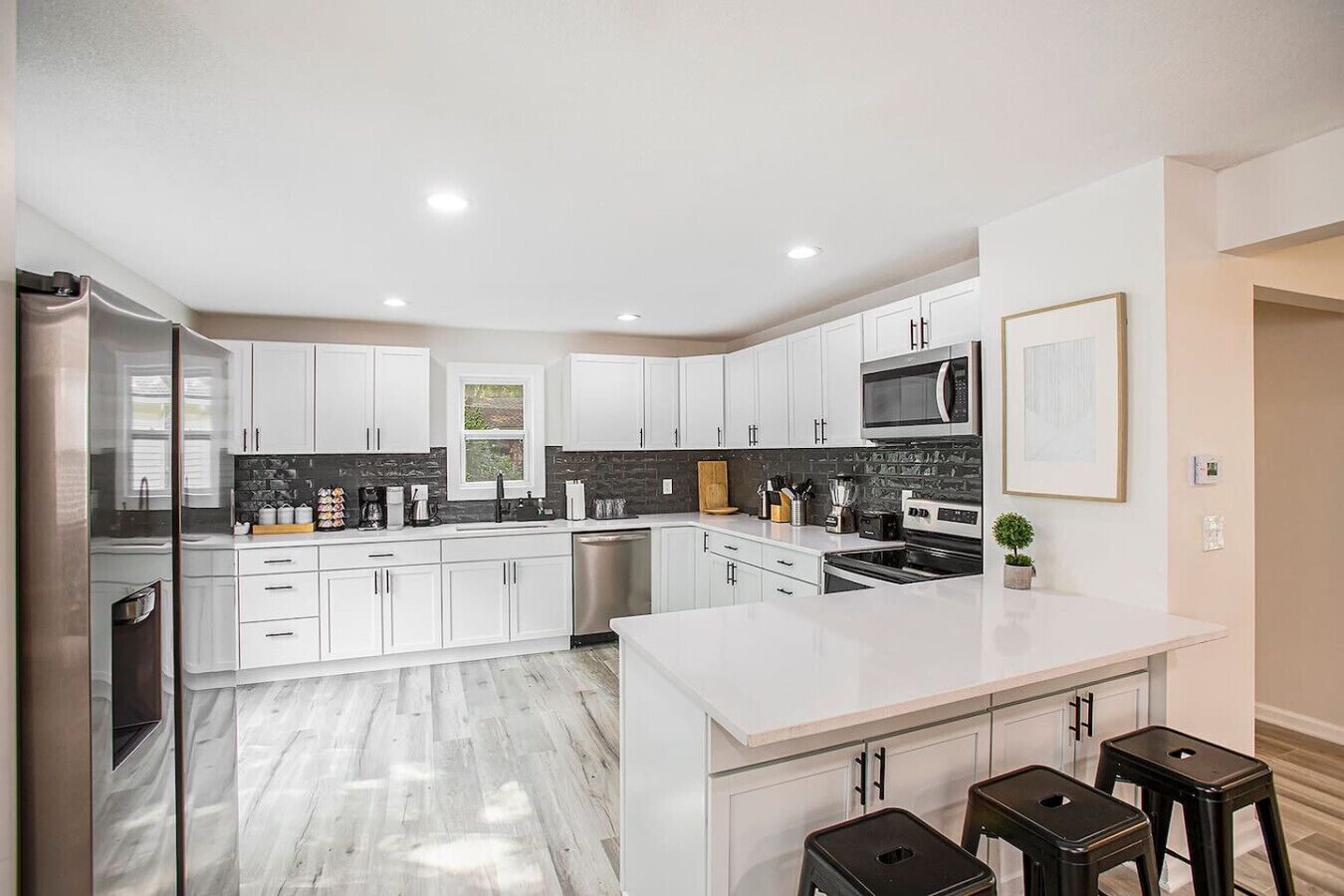 雪櫃、咖啡機/沖茶器、高腳椅、廚房用具/餐具/器皿