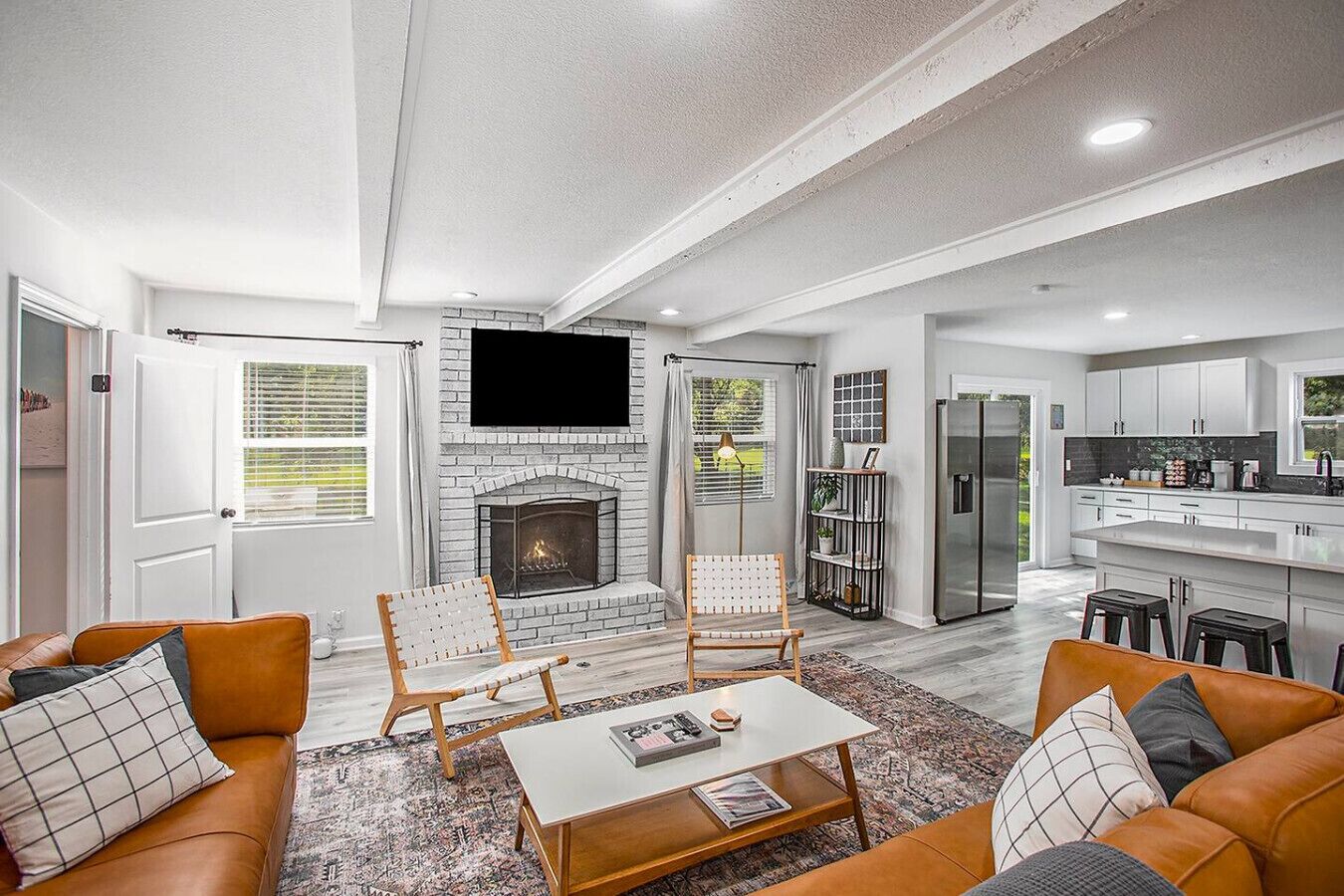 Televisión y oficina 