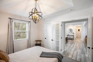 5 habitaciones, escritorio y tabla de planchar con plancha 