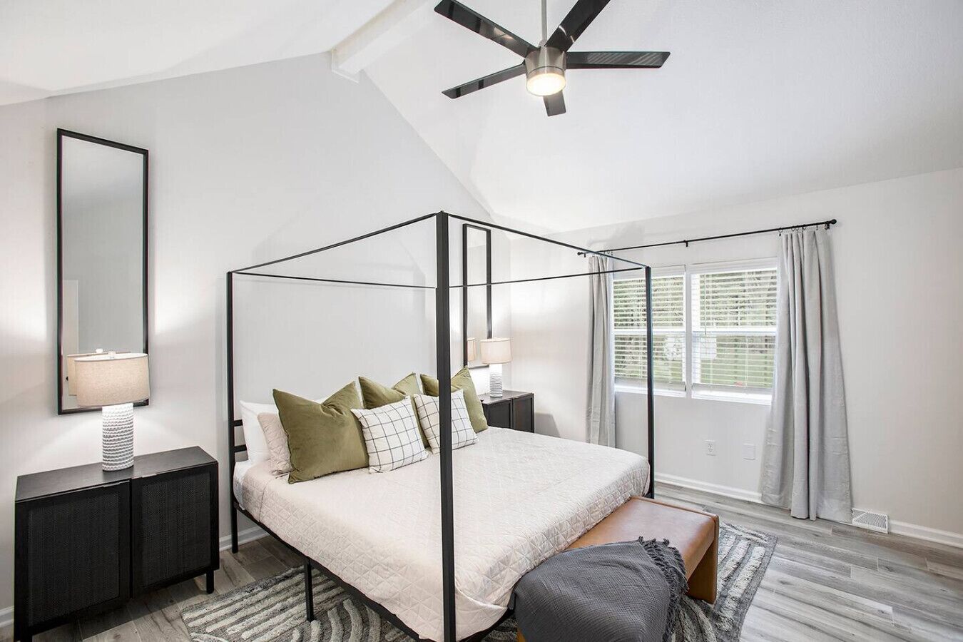 5 間睡房、書桌、熨斗/熨衫板、可攜式嬰兒床