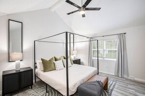 5 bedrooms, desk, iron/ironing board, travel cot - Spacious & Updated Getaway! Pool & Hot Tub 10 Beds (Olathe)