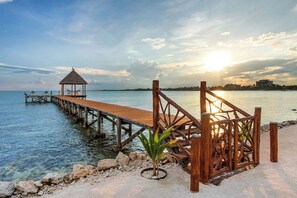 On the beach - Gorgeous Oceanfront Villa w/ Private Pool & Dock (Tulum)