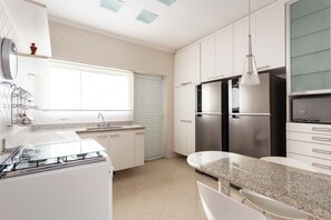 Geladeira, fogão, cooktop, torradeira