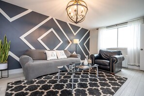 都會公寓 | 起居區 | 55-吋智慧型電視，提供數位頻道