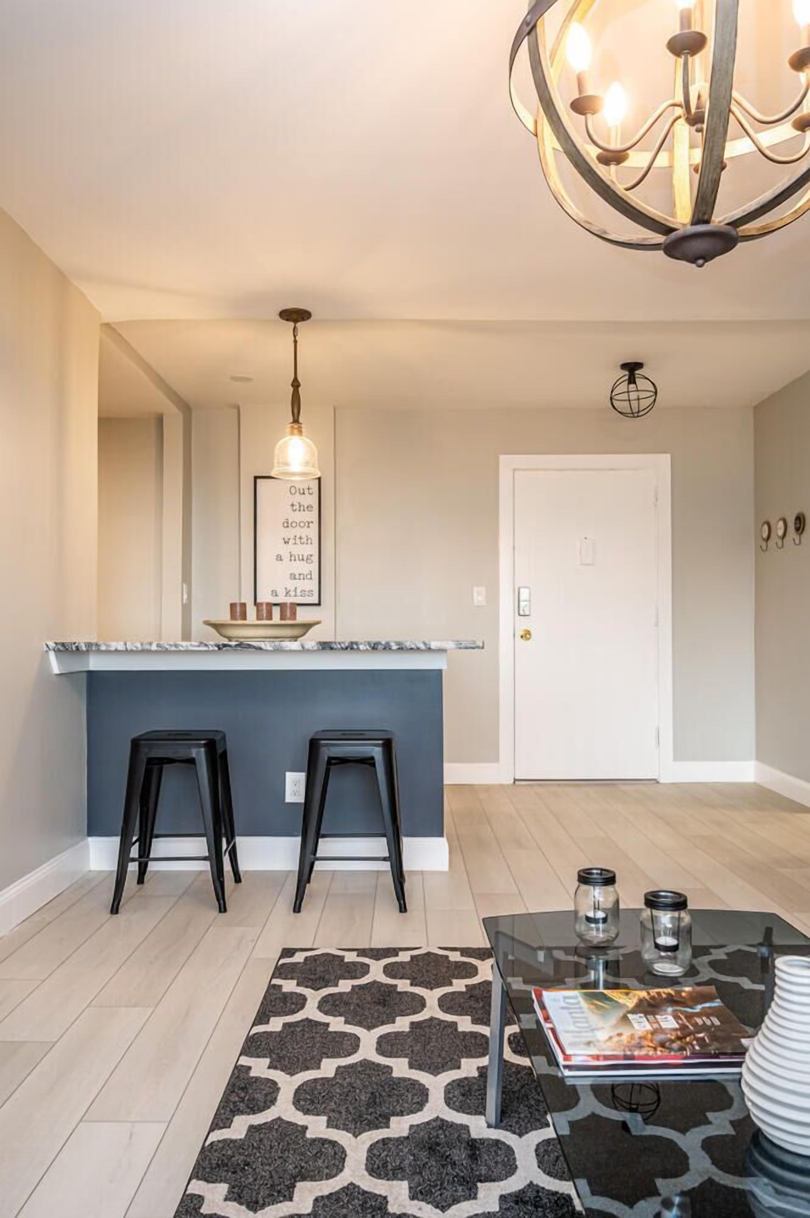 시티 아파트 | 거실 공간 | 디지털 채널 시청이 가능한 55인치 스마트 TV