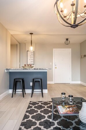 Căn hộ trung tâm thành phố | Khu phòng khách | Smart TV 55-inch có truyền hình kỹ thuật số 