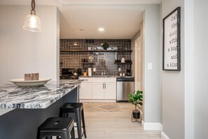 Căn hộ trung tâm thành phố | Bếp riêng | Tủ lạnh, lò vi sóng, lò nướng, bếp nấu 