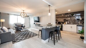 Leilighet – city | Oppholdsområde | En 55-tommers smart-TV med digitale kanaler