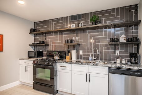 City Apartment | Private kitchen | Full-size fridge, microwave, oven, stovetop