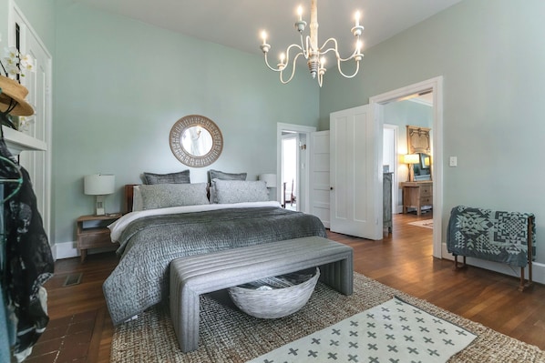 2 bedrooms, desk, iron/ironing board, WiFi
