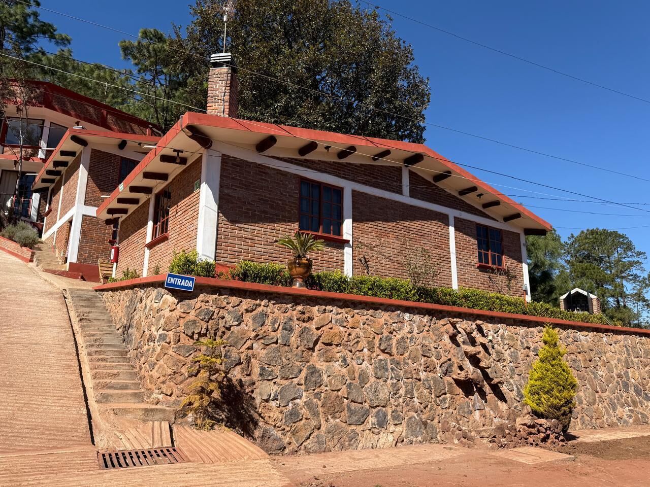 Vista frontal de la propiedad