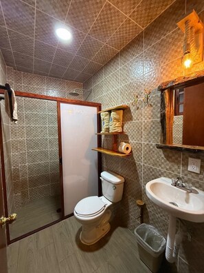 Basic-Ferienhütte, Terrasse, Bergblick | Badezimmer | Dusche, kostenlose Toilettenartikel, Handtücher, Toilettenpapier