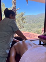 Couples treatment rooms, body treatments, hot stone massages