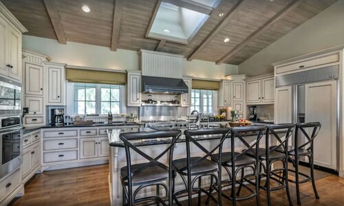 The Magnolia Manor ::  Picturesque French Wine Country Estate - Great Location!