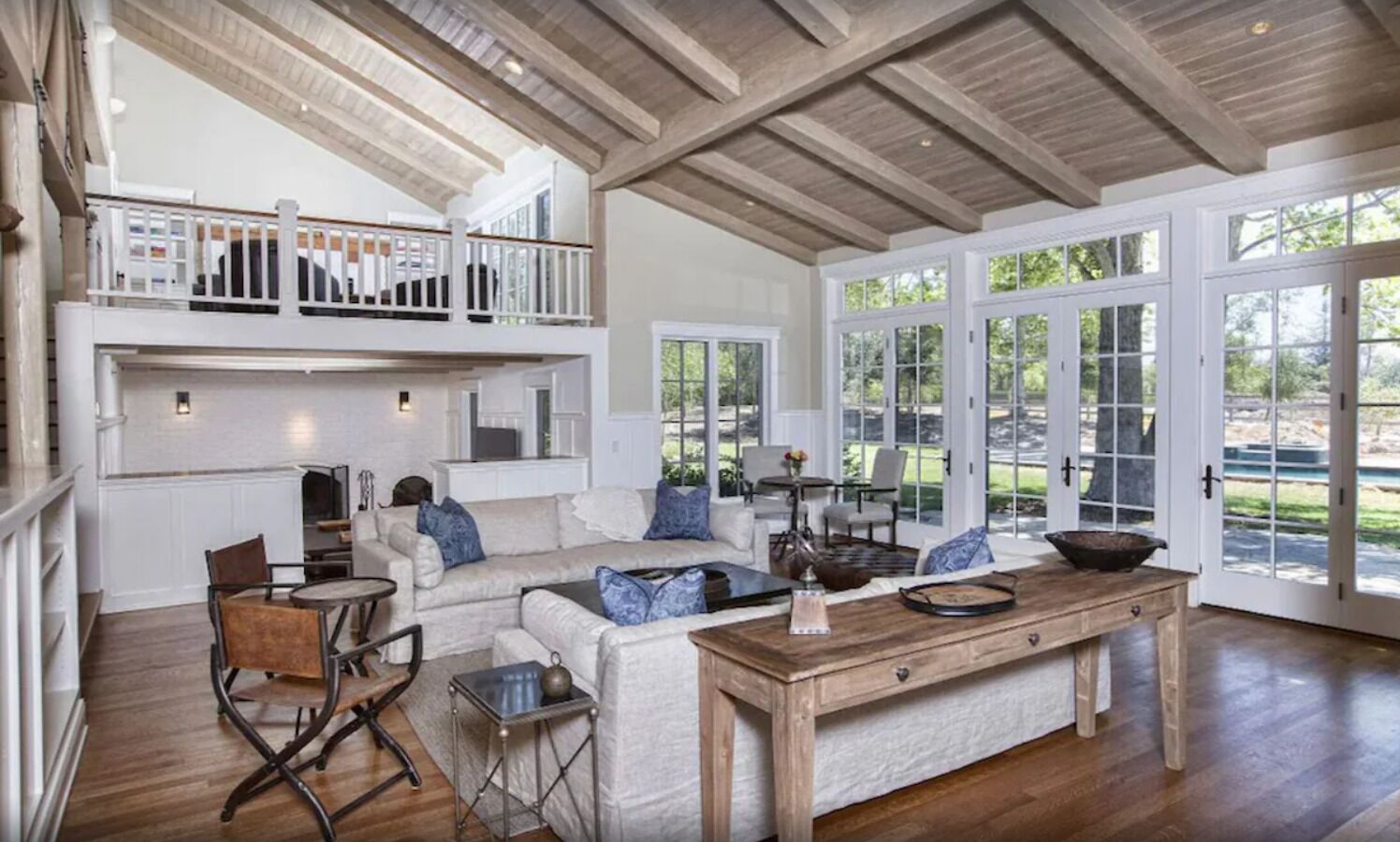 Smart-tv, een open haard, boeken en een stereo