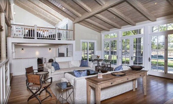 Smart-TV, Kamin, Bücher, Stereoanlage