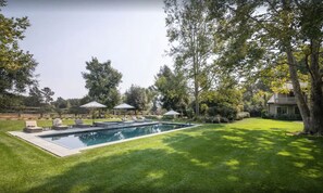 Alberca al aire libre y alberca climatizada