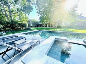 Een buitenzwembad en een verwarmd zwembad