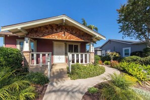 Exterior - Cali-Craftsman - 3BR -  Central - New Backyard - AC (San Diego)
