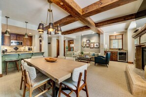 Dining - At the New Gondola 3Br/3BA Condo Escala Lodges located @ Hyatt Centric Park City (Park CIty)