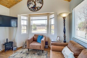 TV, fireplace, stereo - 2 Mi to Rainbow Lake: Lovely Lakeside Tiny Home (Lakeside)