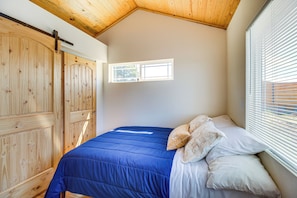 1 bedroom, desk, WiFi, bed sheets - 2 Mi to Rainbow Lake: Lovely Lakeside Tiny Home (Lakeside)