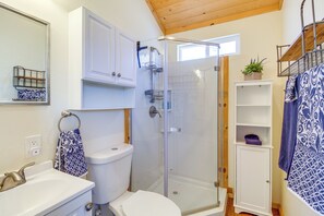 Towels - 2 Mi to Rainbow Lake: Lovely Lakeside Tiny Home (Lakeside)