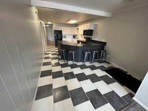 Jääkaappi, mikroaaltouuni, uuni, liesi