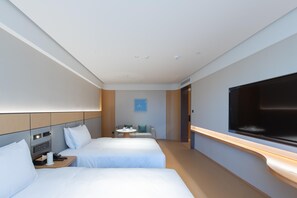 A hotel room with two beds, a TV, a small table with a chair, and a wall-mounted TV. - Ji Hotel Hangzhou Jiaogong Road (Hangzhou)