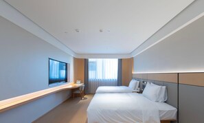 A hotel room with a bed, a desk, a TV, and a window with curtains. - Ji Hotel Hangzhou Jiaogong Road (Hangzhou)