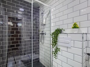 Sèche-cheveux, serviettes fournies