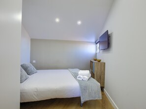 1 bedroom, iron/ironing board, internet, bed sheets - Barrio de las Letras - Two-bedroom apartment (Madrid)