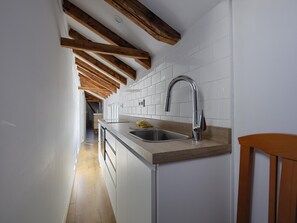 Kjøleskap, mikrob ølgeovn, ovn og kaffetrakter/tekoker