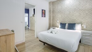 Una camera da letto con un letto, un comodino e un armadio.