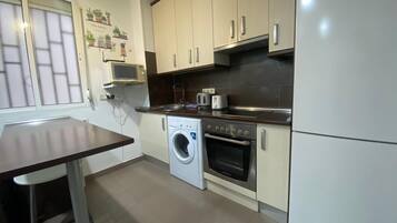 Réfrigérateur, micro-ondes, four, cafetière/bouilloire