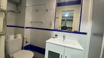 Douche, sĂšche-cheveux, serviettes fournies