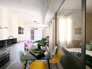 3 chambres, fer et planche à repasser, Wi-Fi, draps fournis