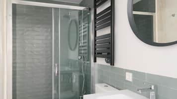 Regadera, secadora de cabello, toallas