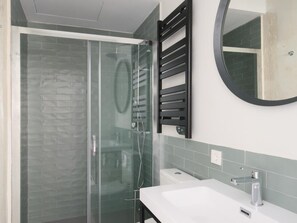 Shower, hair dryer, towels - Palacio Real - 3-Bedroom Apartment (Madrid)