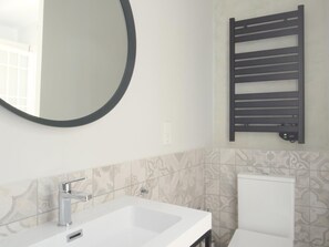 Shower, hair dryer, towels - Palacio Real - 3-Bedroom Apartment (Madrid)