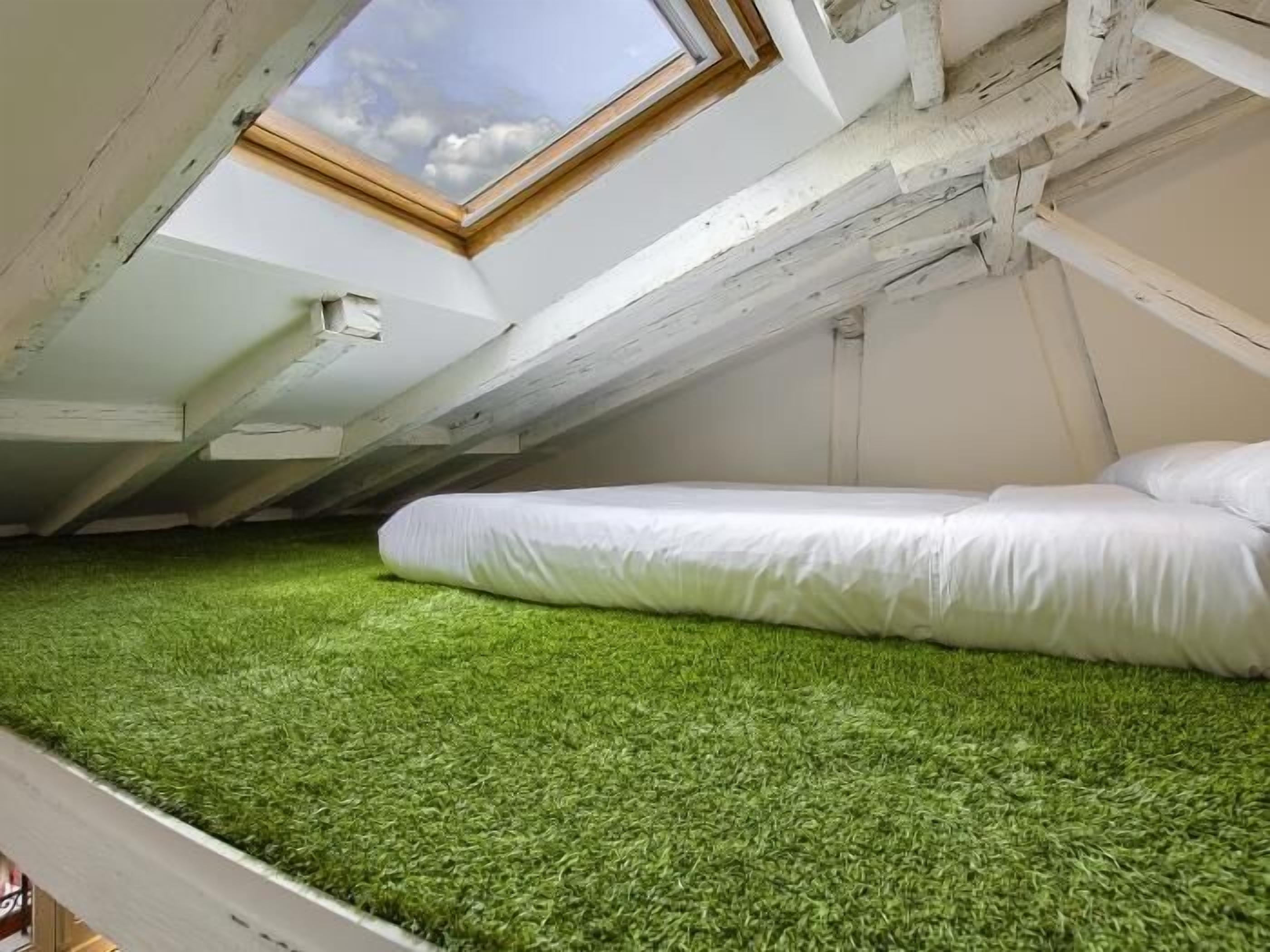 Tabla de planchar con plancha y ropa de cama